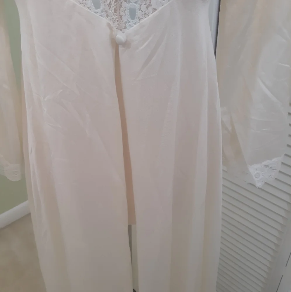RARE vtg Lorraine ivory lace robe small *G